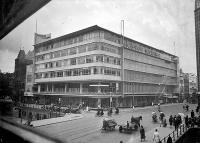 400111 Gezicht op het warenhuis Galeries Modernes (Oudegracht, hoek Lange Viestraat) te Utrecht.